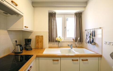 La Petite Iroise: Cabinetry, Spüle, Sinken, Eigentum, Countertop, Zapfhahn, Armatur, Fenster, Holz, Interior Design