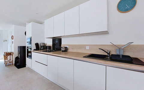 Ker Bernic: Küche, Countertop, Küchengerät, Interior Design, Cabinetry, Flooring, Möbel, Major Appliance, Holz, Fussboden