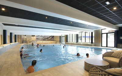 L'Alpe D'Huez 605: Wasser, Schwimmbad, Gebäude, Eigentumswohnung, Freizeit, Haus, Grundeigentum, Ferienort, Thermae, Wohnung