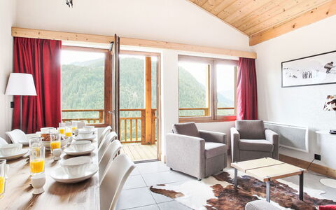 Châtel 800: Interior Design, Möbel, Decke, Hartholz, Stuhl, Holzbeize, Wohnzimmer, Holzboden, Hotel