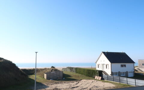 La Plage: Himmel, Fenster, Gebäude, Pflanze, Baum, Grundstueck, Gras, Fassade, Landschaft, Dach
