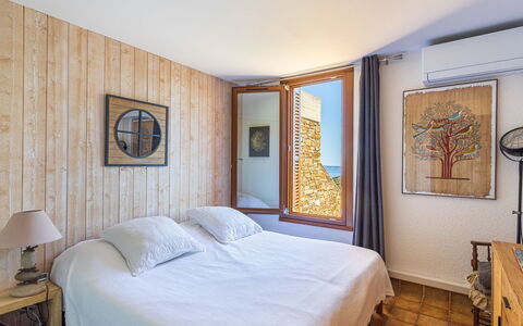 Village des Fourches: Bett, Schlafzimmer, Interior Design, Möbel, Wand, Flooring, Holz, Fussboden, Bettdecke, Bedding