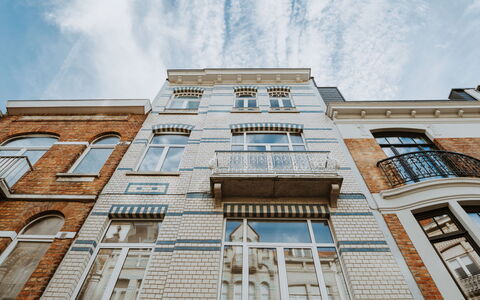 Historical and Spacious Villa Anaïs: Himmel, Wolke, Gebäude, Daytime, Fenster, Azurblau, Urban Design, Eigentumswohnung, Holz, Tower Block