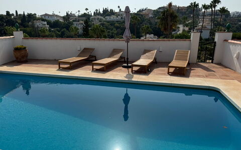 Luna: Schwimmbad, Möbel, Resort, Gartenmöbel, Hotel, Eco Hotel, Schatten, Stuhl, Sonnenliege, Villa