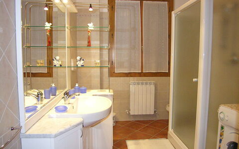 Villino Setteponti: Spiegel, Zapfhahn, Sinken, Eigentum, Bad Sink, Armatur, Badezimmer, Gebäude, Lila, Interior Design