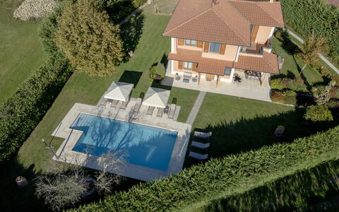 Villino Setteponti: Schwimmbad, Wohngebiet, Haus, Zuhause, Dach, Estate, Resort, Menschliche Siedlung, Rasen, Villa