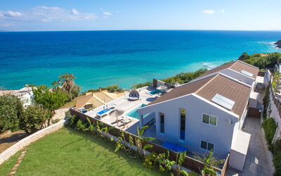 Bouka Villas: Wasser, Himmel, Pflanze, Wolke, Gebäude, Eigentum, Fenster, Blau, Azurblau, Haus