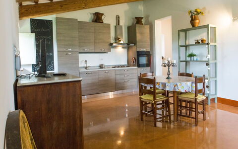 Villa Tavernacce: Countertop, Eigentum, Cabinetry, Tabelle, Möbel, Holz, Küche, Interior Design, Küchengerät, Stuhl
