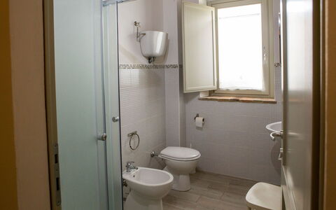 Villa Tavernacce: Eigentum, Armatur, Fenster, Gebäude, Badezimmer, Lila, Toilleten Sitz, Interior Design, Toilette