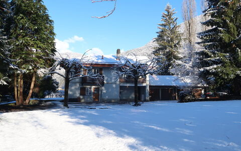 Le Verger: Himmel, Wolke, Pflanze, Gebäude, Fenster, Baum, Haus, Grundstueck, Hütte, Gras