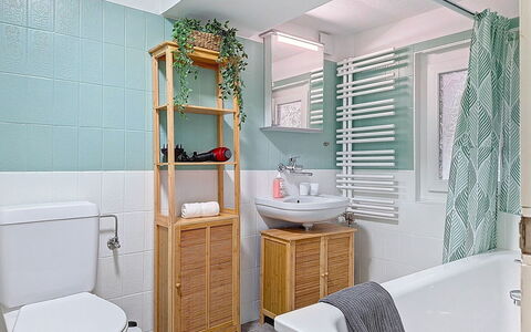 Bieri-Haus: Badezimmer, Armatur, Toilette, Interior Design, Toilleten Sitz, Badezimmerschrank, Sinken, Flooring, Bad Sink, Zapfhahn