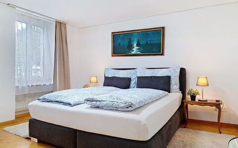 Bieri-Haus: Möbel, Bett, Interior Design, Schlafzimmer, Fussboden, Bedding, Bettdecke, Flooring, Zimmer, Textil