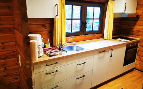Martina: Cabinetry, Eigentum, Countertop, Spüle, Sinken, Fenster, Zapfhahn, Schublade, Holz, Armatur