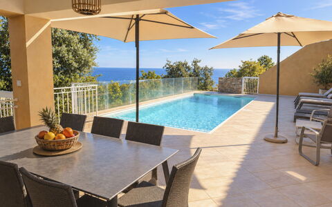 Villa Orizonte: Schwimmbad, Möbel, Gartenmöbel, Stuhl, Resort, Fussboden, Schatten, Eco Hotel, Balkon, Estate