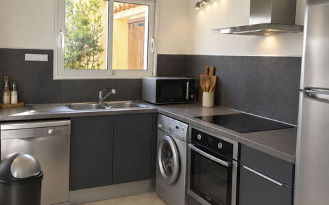 Villa Orizonte: Küchengerät, Küche, Countertop, Major Appliance, Haushaltsgerät, Herd, Möbel, Cabinetry, Interior Design, Waschmaschine