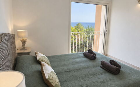 Villa Orizonte: Möbel, Fussboden, Flooring, Interior Design, Schlafzimmer, Zimmer, Wohnung, Bett, Linens, Stuhl
