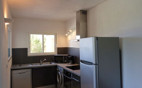 Villa Orizonte: Cabinetry, Spüle, Sinken, Zapfhahn, Countertop, Gebäude, Fenster, Herd, Küchengerät, Holz