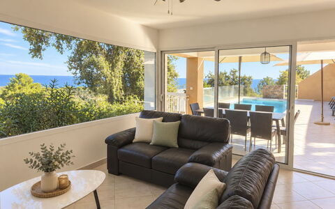 Villa Orizonte: Möbel, Flooring, Couch, Fussboden, Interior Design, Decke, Tabelle, Stuhl, Wohnzimmer, Beleuchtung