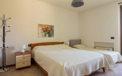Lazise 756: Eigentum, Möbel, Komfort, Textil, Holz, Bettrahmen, Interior Design, Schatten, Gebäude, Fussboden