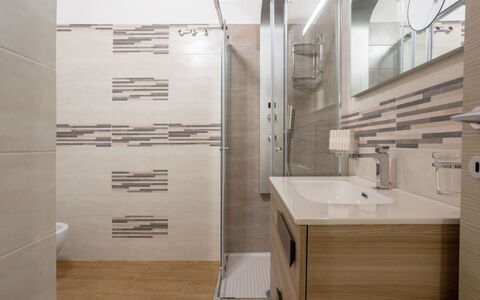 Balestrate 215: Zapfhahn, Armatur, Sinken, Spiegel, Holz, Gebäude, Bad Sink, Installation, Flooring, Badezimmer