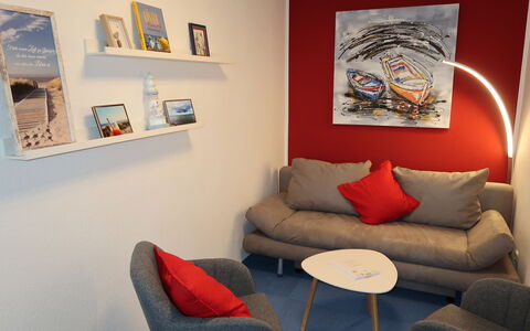 Sander: Möbel, Eigentum, Bilderrahmen, Couch, Interior Design, Tabelle, Fussboden, Holz, Wand, Komfort