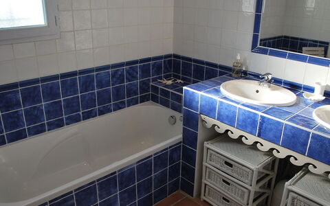 Clos Saint Joseph: Badezimmer, Fliese, Eigentum, Blau, Zimmer, Fussboden, Sinken, Badewanne, Wand, Die Architektur