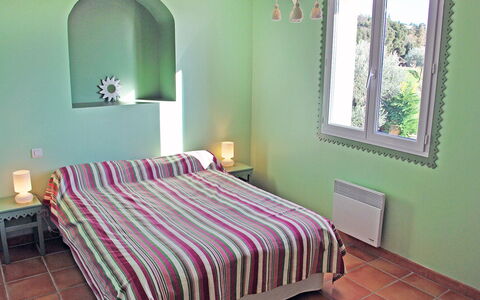 Clos Saint Joseph: Schlafzimmer, Bett, Zimmer, Möbel, Eigentum, Bettdecke, Bettrahmen, Bedding, Fussboden, Interior Design