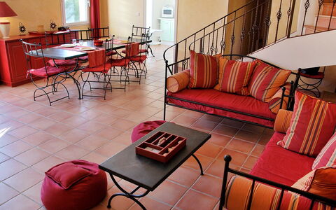 Clos Saint Joseph: Möbel, Wohnzimmer, Zimmer, Interior Design, Rot, Eigentum, Fussboden, Tabelle, Kaffetisch, Gebäude