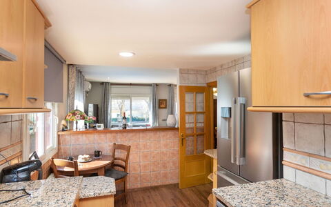 La Victoria: Möbel, Tabelle, Cabinetry, Zimmerpflanze, Gebäude, Holz, Schublade, Interior Design, Countertop, Fussboden