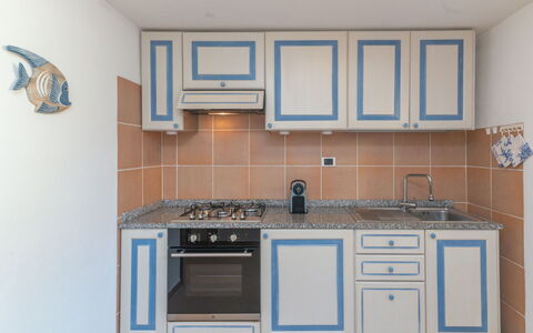 Le Bijou: Cabinetry, Countertop, Spüle, Eigentum, Sinken, Zapfhahn, Herd, Küche, Holz, Gasherd