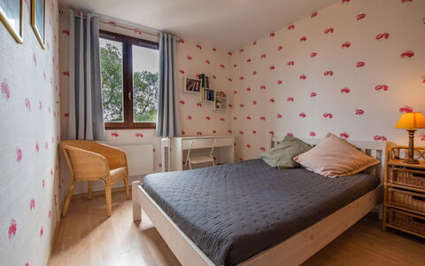 La Planquette: Bett, Möbel, Bedding, Interior Design, Schlafzimmer, Bettdecke, Wand, Zimmer, Linens, Holz