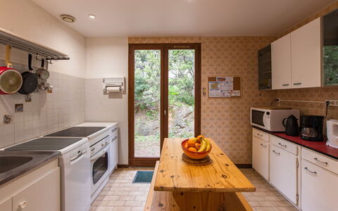 La Planquette: Küche, Countertop, Küchengerät, Major Appliance, Holz, Flooring, Interior Design, Fussboden, Möbel, Cabinetry