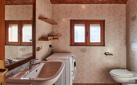 Il Crotto: Braun, Armatur, Zapfhahn, Eigentum, Sinken, Fenster, Badezimmer, Holz, Badezimmerschrank, Interior Design