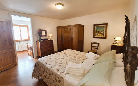 Villa Renaccio: Möbel, Bett, Schlafzimmer, Interior Design, Bettdecke, Flooring, Holz, Bedding, Fussboden, Zimmer