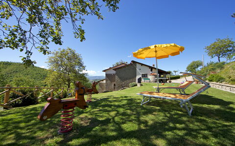 Villa Renaccio: Pflanze, Himmel, Eigentum, Baum, Grundstueck, Schatten, Gartenmöbel, Freizeit, Natürliche Landschaft, Holz