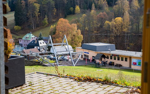Pec Pod Snezkou 349: Wasser, Pflanze, Himmel, Gebäude, Schwimmbad, Baum, Azurblau, Fenster, Grundeigentum, Freizeit