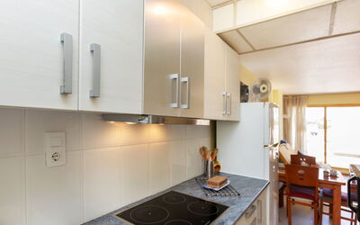 Catalunya 704.14: Cabinetry, Möbel, Eigentum, Countertop, Küche, Holz, Schublade, Beleuchtung, Gebäude, Interior Design