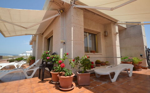 Indasol: Wasser, Pflanze, Himmel, Gebäude, Schwimmbad, Baum, Azurblau, Fenster, Grundeigentum, Freizeit