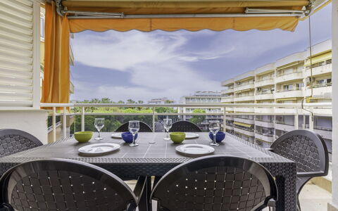 Salourhin: Wohnung, Interior Design, Balkon, Eigentumswohnung, Design, Hotel, Holzbeize, Zimmerpflanze, Penthouse, Aluminium