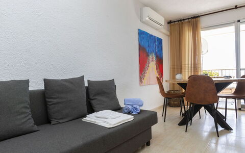 Miami Palace: Möbel, Couch, Komfort, Tabelle, Interior Design, Holz, Flooring, Fussboden, Schatten, Wohnzimmer