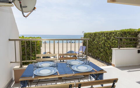 Miami Palace: Himmel, Tabelle, Eigentum, Wasser, Möbel, Azurblau, Holz, Stuhl, Gartenmöbel, Beleuchtung