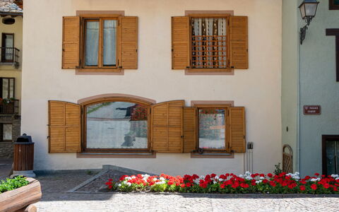 Casa Nota e Minichin: Wasser, Pflanze, Himmel, Gebäude, Schwimmbad, Baum, Azurblau, Fenster, Grundeigentum, Freizeit