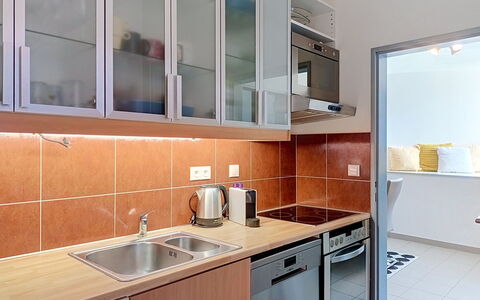 Harrachov 67: Küche, Countertop, Major Appliance, Küchengerät, Interior Design, Cabinetry, Flooring, Holz, Spüle, Decke