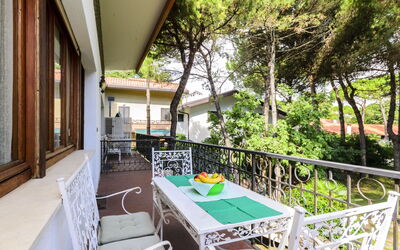 Lignano Pineta 678: Tabelle, Eigentum, Gebäude, Himmel, Fenster, Holz, Interior Design, Wolke, Beleuchtung, Gartenmöbel