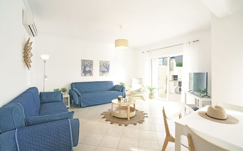 Inês: Möbel, Eigentum, Tabelle, Couch, Fenster, Interior Design, Bilderrahmen, Stuhl, Fussboden, Flooring