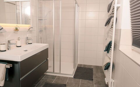 Wanglblick: Spiegel, Eigentum, Sinken, Gebäude, Armatur, Badezimmer, Zapfhahn, Cabinetry, Interior Design