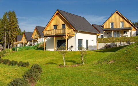 Lakeside Village 6: Himmel, Pflanze, Gebäude, Wolke, Baum, Natürliche Landschaft, Haus, Grundstueck, Gras, Fenster