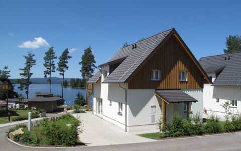 Lakeside Village 6: Himmel, Wolke, Pflanze, Eigentum, Fenster, Gebäude, Berg, Hochland, Holz, Baum
