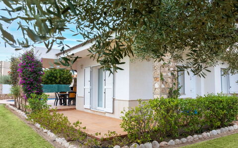 Villa Mar i Cel: Himmel, Wolke, Pflanze, Eigentum, Fenster, Gebäude, Berg, Hochland, Holz, Baum
