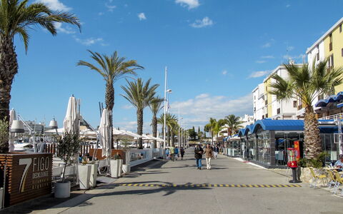 Vilamoura 171: Wolke, Himmel, Gebäude, Infrastruktur, Baum, Gewässer, Strassenbelag, Arecales, Freizeit